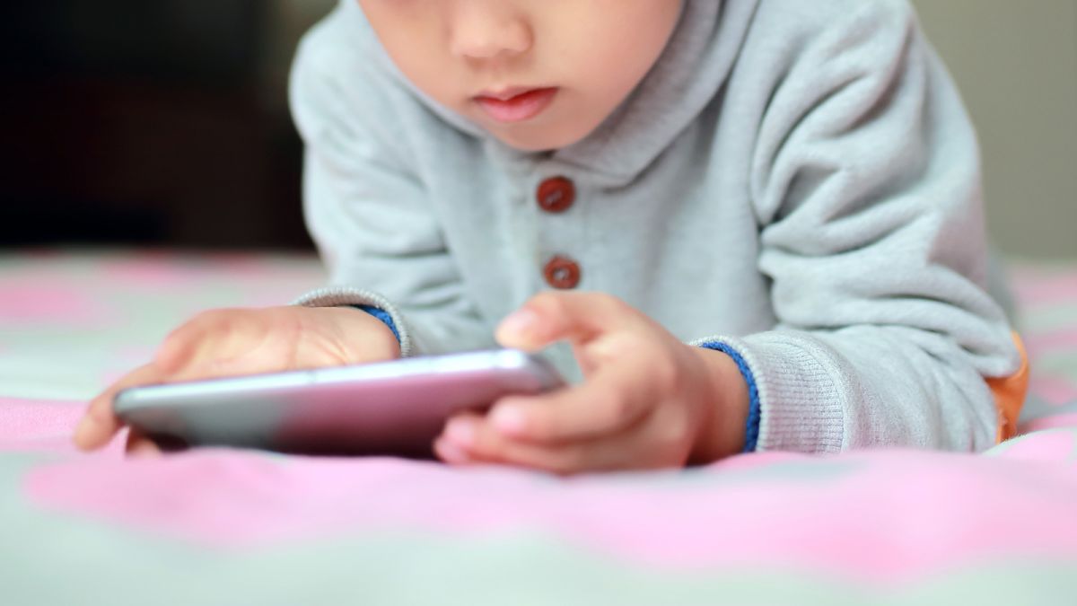 مواجهة تحديات الشاشة الرقمية مع الأطفال